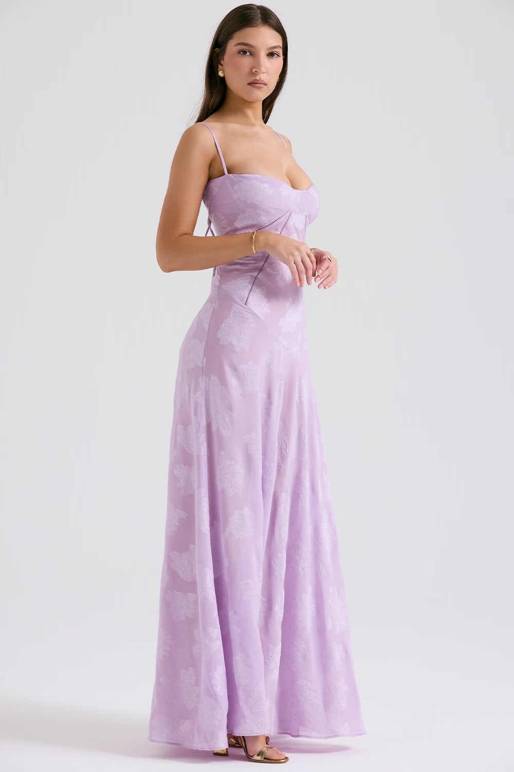 "Abito donna in pizzo lamé rosa semi-trasparente con motivi floreali e spalline rouleau, elegante per eventi glamour."