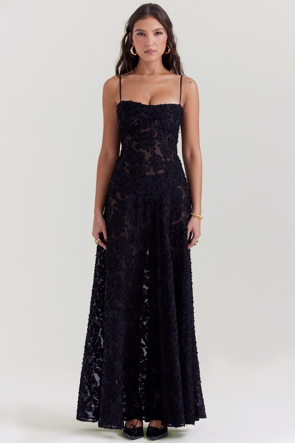 "Abito donna in pizzo lamé rosa semi-trasparente con motivi floreali e spalline rouleau, elegante per eventi glamour."