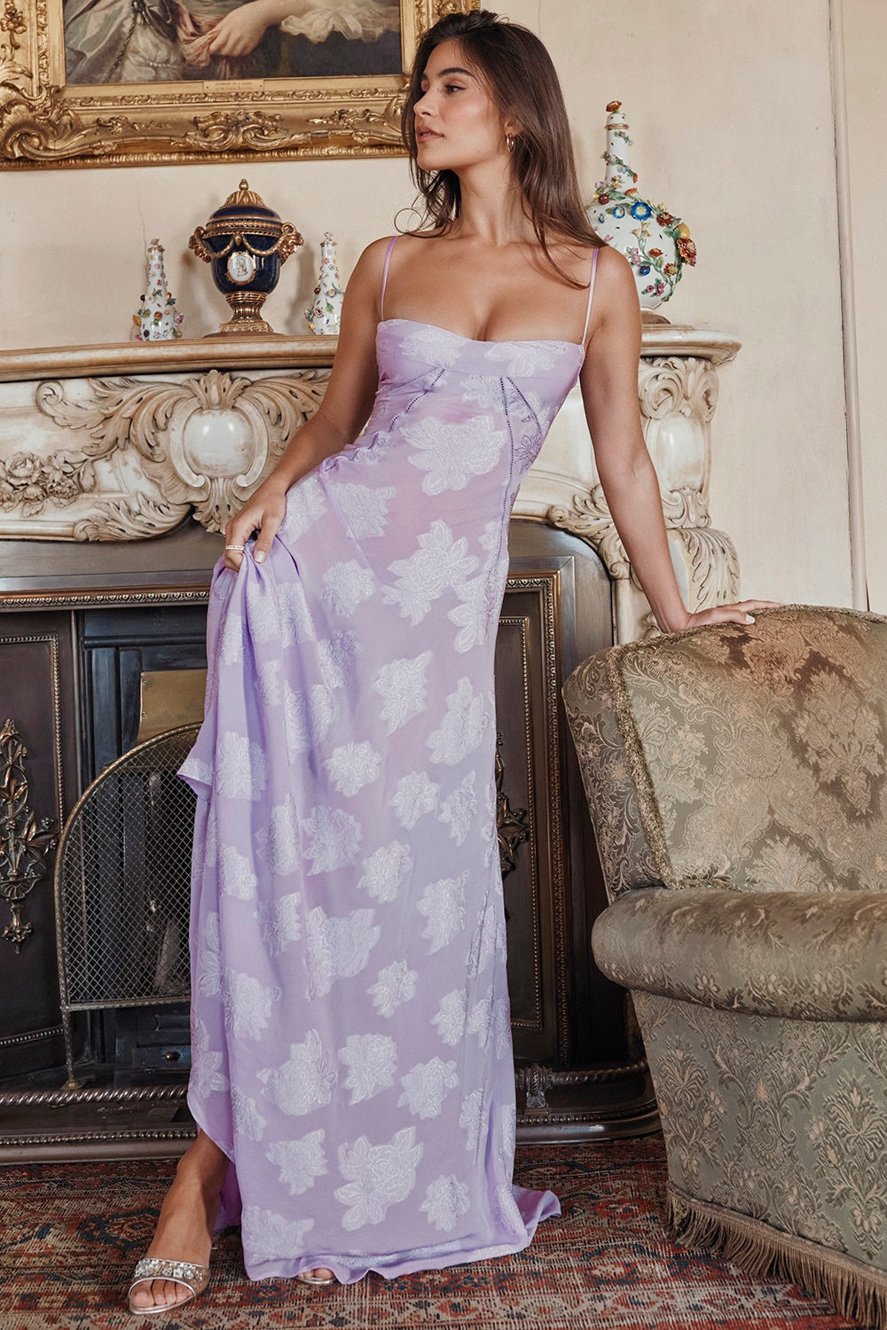 "Abito donna in pizzo lamé rosa semi-trasparente con motivi floreali e spalline rouleau, elegante per eventi glamour."