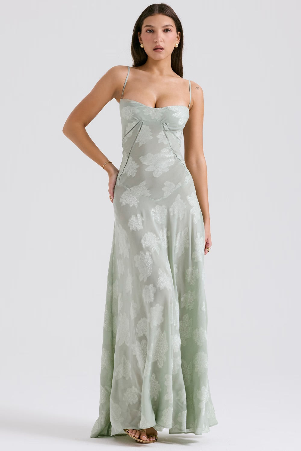 "Abito donna in pizzo lamé rosa semi-trasparente con motivi floreali e spalline rouleau, elegante per eventi glamour."