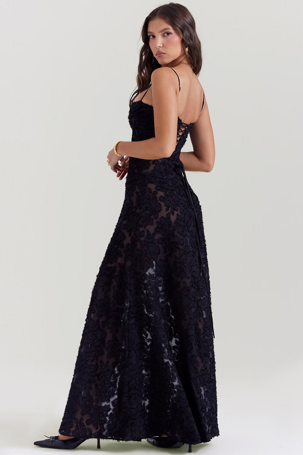 "Abito donna in pizzo lamé rosa semi-trasparente con motivi floreali e spalline rouleau, elegante per eventi glamour."