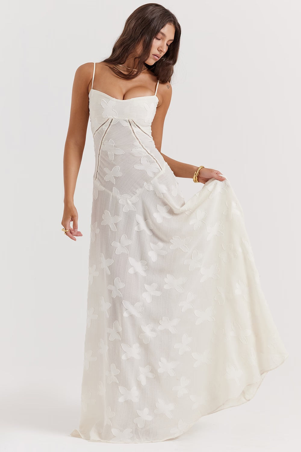 "Abito donna in pizzo lamé rosa semi-trasparente con motivi floreali e spalline rouleau, elegante per eventi glamour."