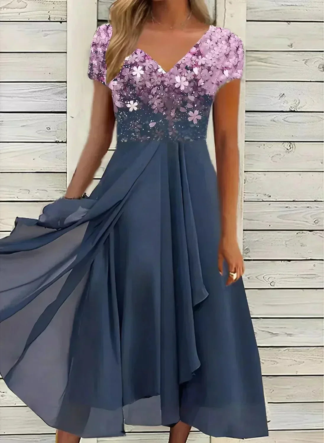 "Abito elegante donna con design floreale, tessuto morbido, colori vivaci, ideale per occasioni formali e casual."
