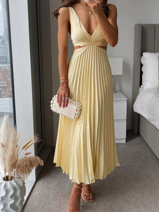 "Abito elegante donna in satin, scollo a V, plissettato, colore lucido, silhouette femminile, dettaglio raffinato, moda"
