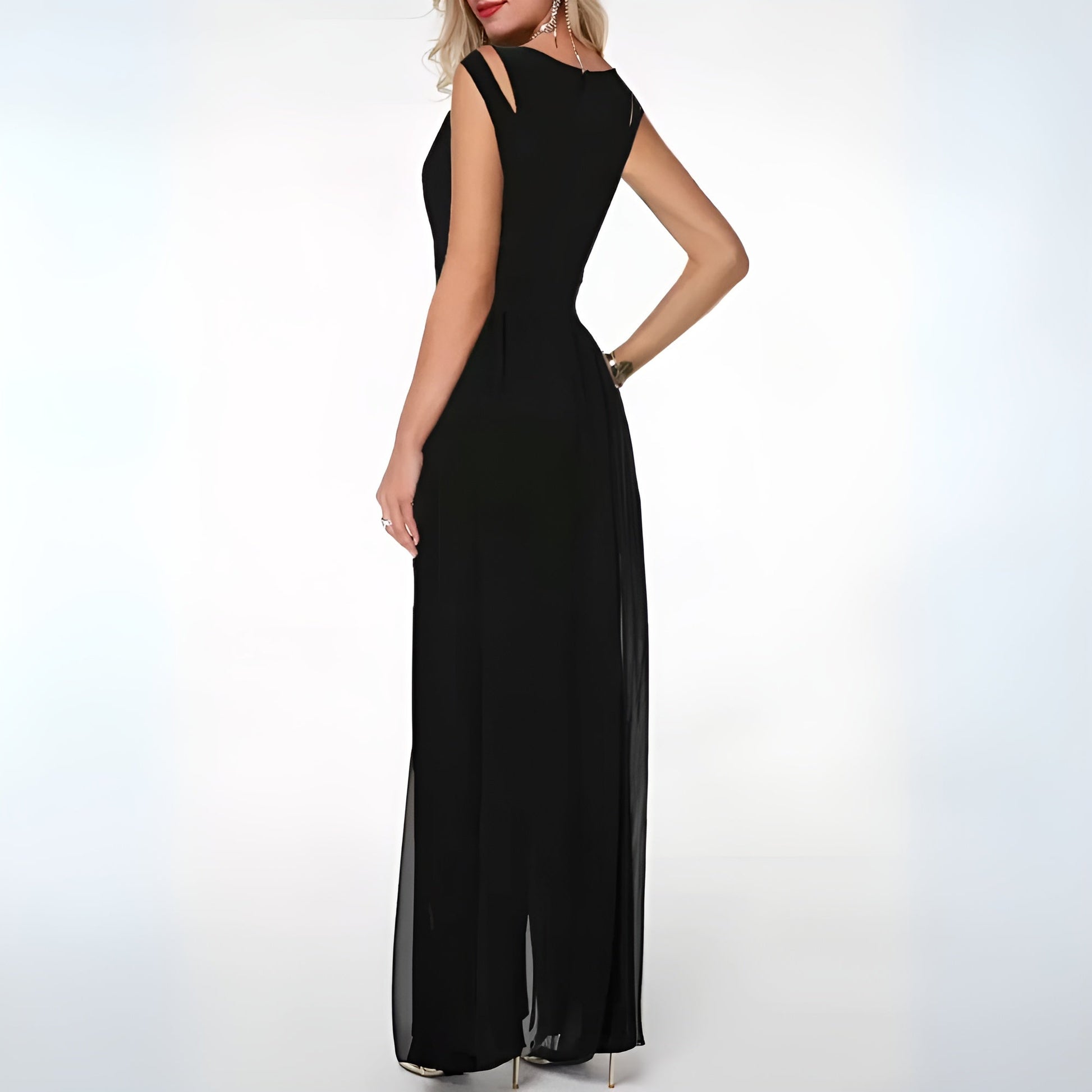 "Abito elegante donna neutro silhouette valorizzante, tessuto leggero, ideale per eventi speciali, look raffinato."