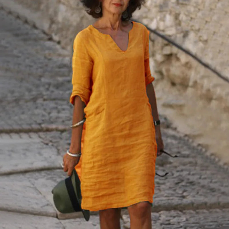 "Abito elegante donna scollo a V, tessuto morbido, silhouette valorizzata, ideale per cerimonie e occasioni speciali."