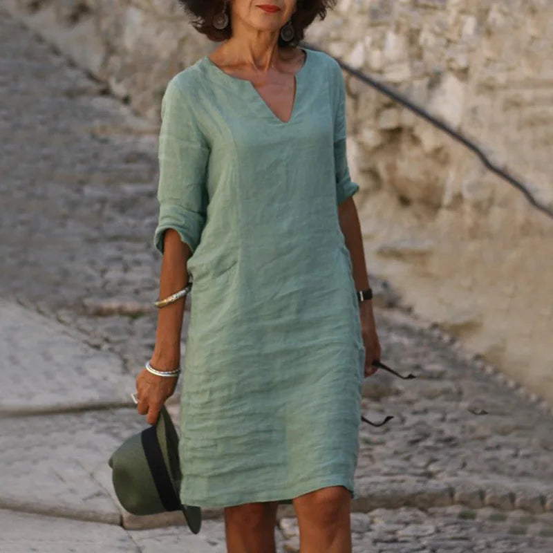 "Abito elegante donna scollo a V, tessuto morbido, silhouette valorizzata, ideale per cerimonie e occasioni speciali."