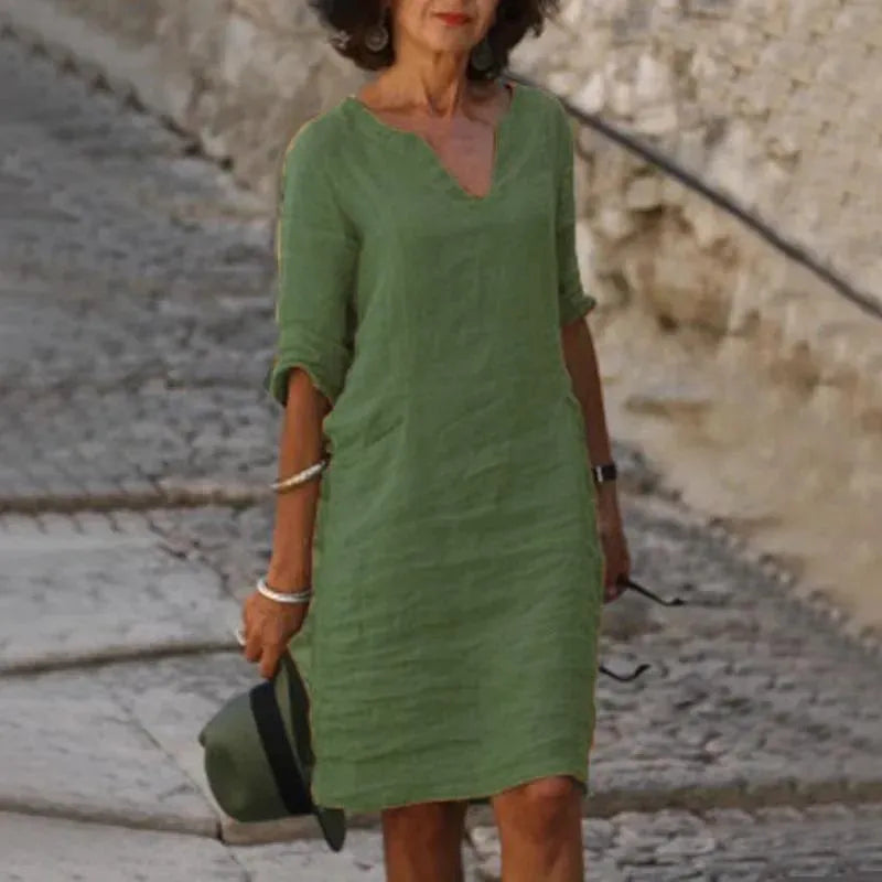 "Abito elegante donna scollo a V, tessuto morbido, silhouette valorizzata, ideale per cerimonie e occasioni speciali."