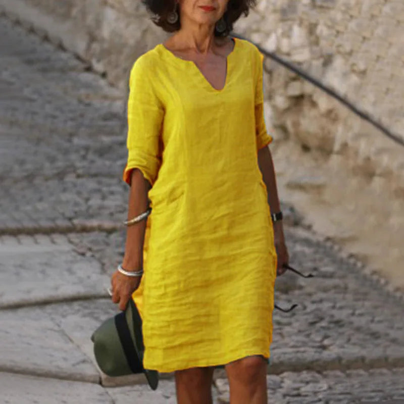 "Abito elegante donna scollo a V, tessuto morbido, silhouette valorizzata, ideale per cerimonie e occasioni speciali."