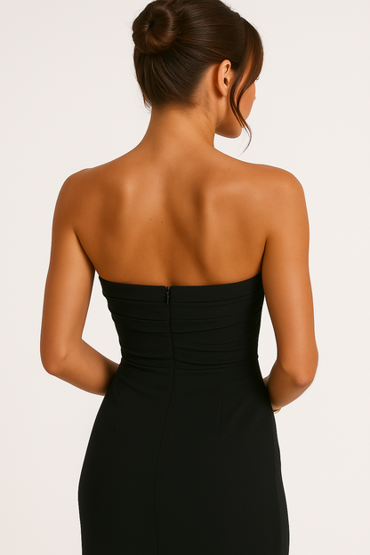 "Abito elegante nero donna, vista frontale, design sofisticato per occasioni speciali, taglio femminile, tessuto di qualità."