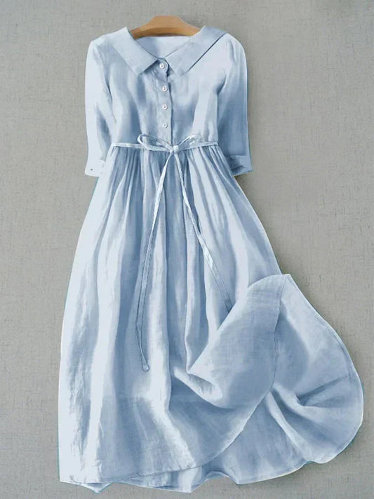 "Abito estivo casual donna in lino e cotone azzurro chiaro, taglio semplice, look elegante e rilassato per ogni occasione."