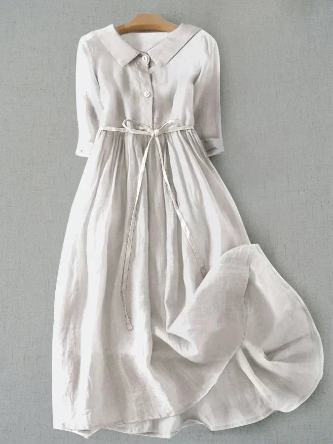 "Abito estivo casual donna in lino e cotone azzurro chiaro, taglio semplice, look elegante e rilassato per ogni occasione."