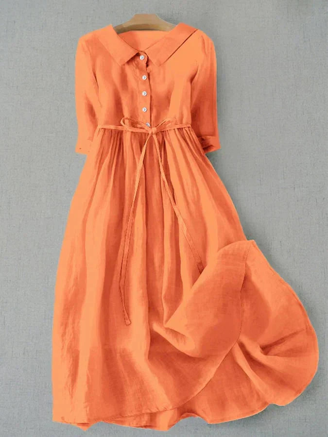 "Abito estivo casual donna in lino e cotone azzurro chiaro, taglio semplice, look elegante e rilassato per ogni occasione."