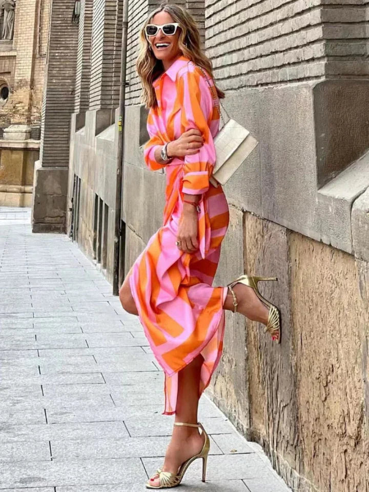 "Abito estivo donna con stampa colorata, tessuto leggero, perfetto per giornate calde, scollo rotondo o a V."