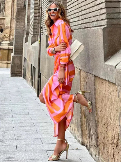 "Abito estivo donna con stampa colorata, tessuto leggero, perfetto per giornate calde, scollo rotondo o a V."