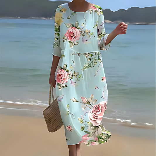 "Abito estivo floreale da donna elegante con stampa floreale delicata, in cotone leggero e vestibilità lusinghiera."