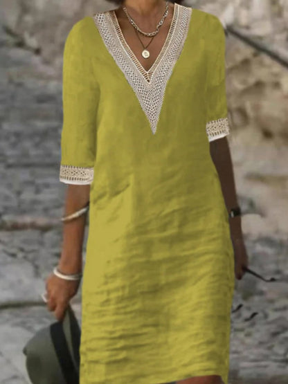 "Abito estivo in lino, scollo V con pizzo, maniche 3/4, donna. Look elegante, tessuto leggero, stile versatile."
