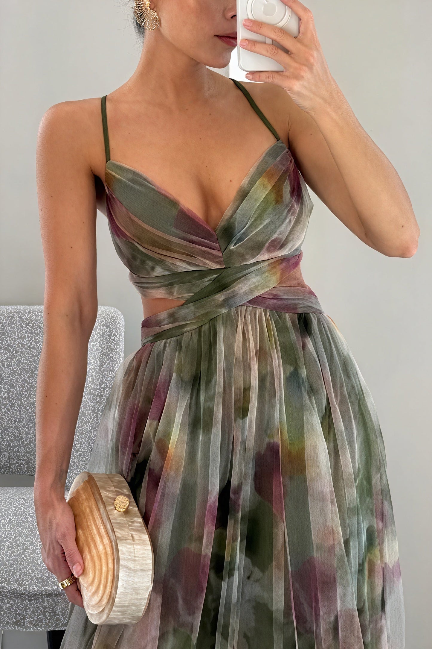 "Abito lungo donna floreale elegante, stampa delicata, silhouette fluida, ideale per eventi speciali. Vista frontale."