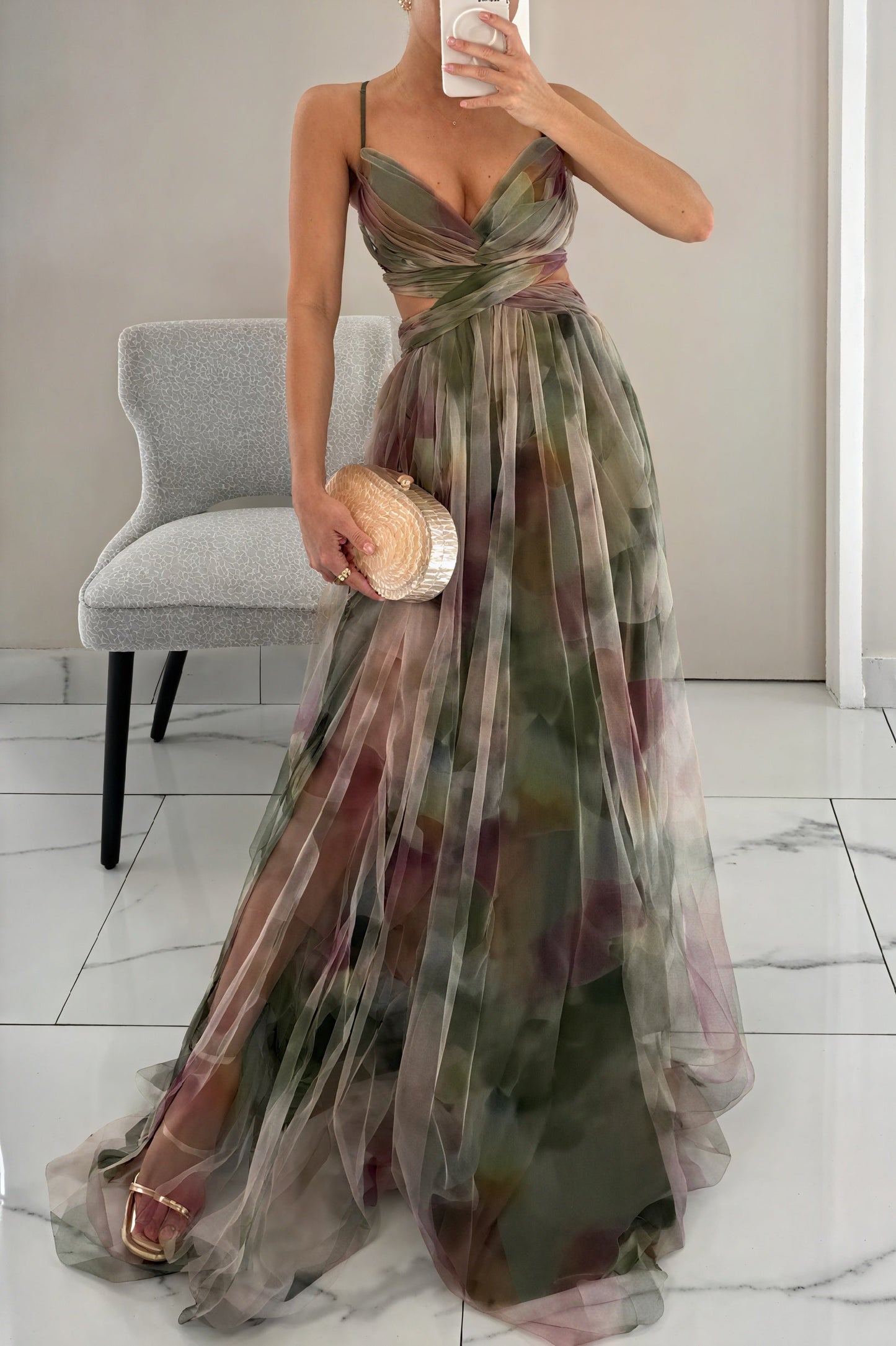 "Abito lungo donna floreale elegante, stampa delicata, silhouette fluida, ideale per eventi speciali. Vista frontale."