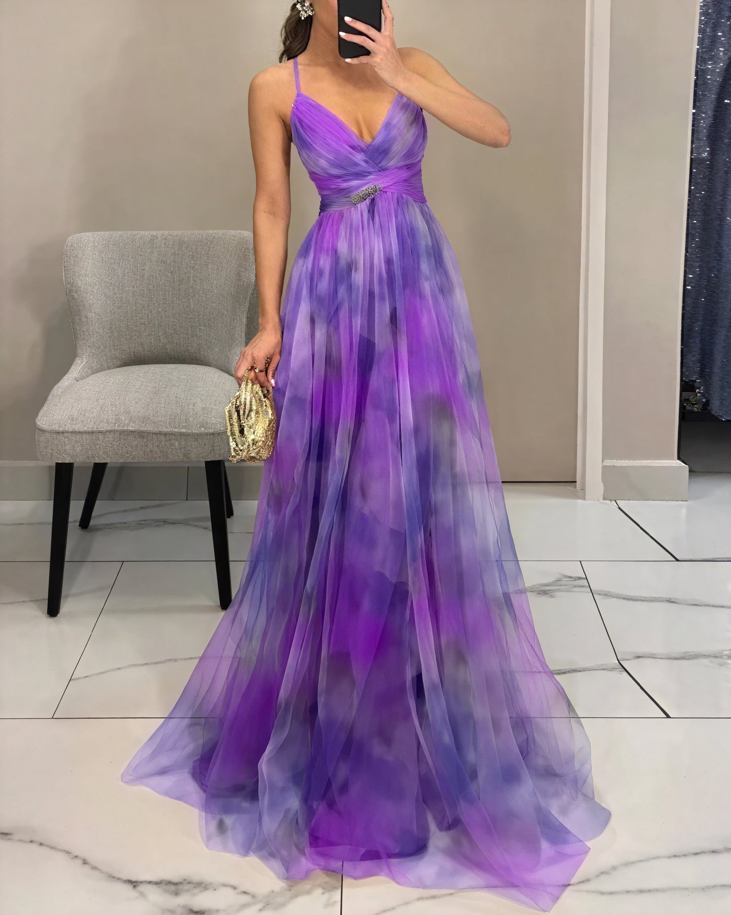 "Abito lungo donna floreale elegante, stampa delicata, silhouette fluida, ideale per eventi speciali. Vista frontale."
