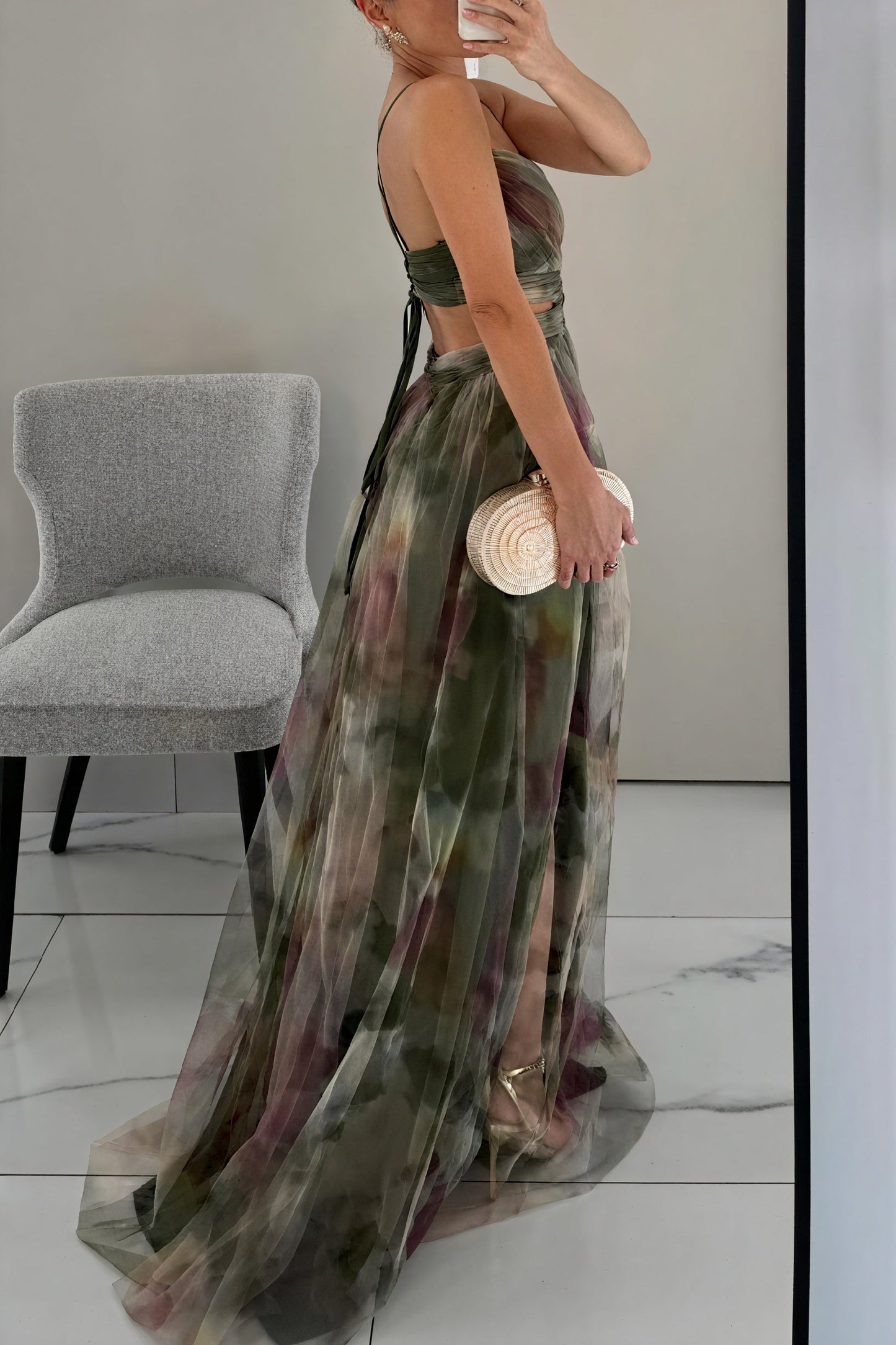 "Abito lungo donna floreale elegante, stampa delicata, silhouette fluida, ideale per eventi speciali. Vista frontale."