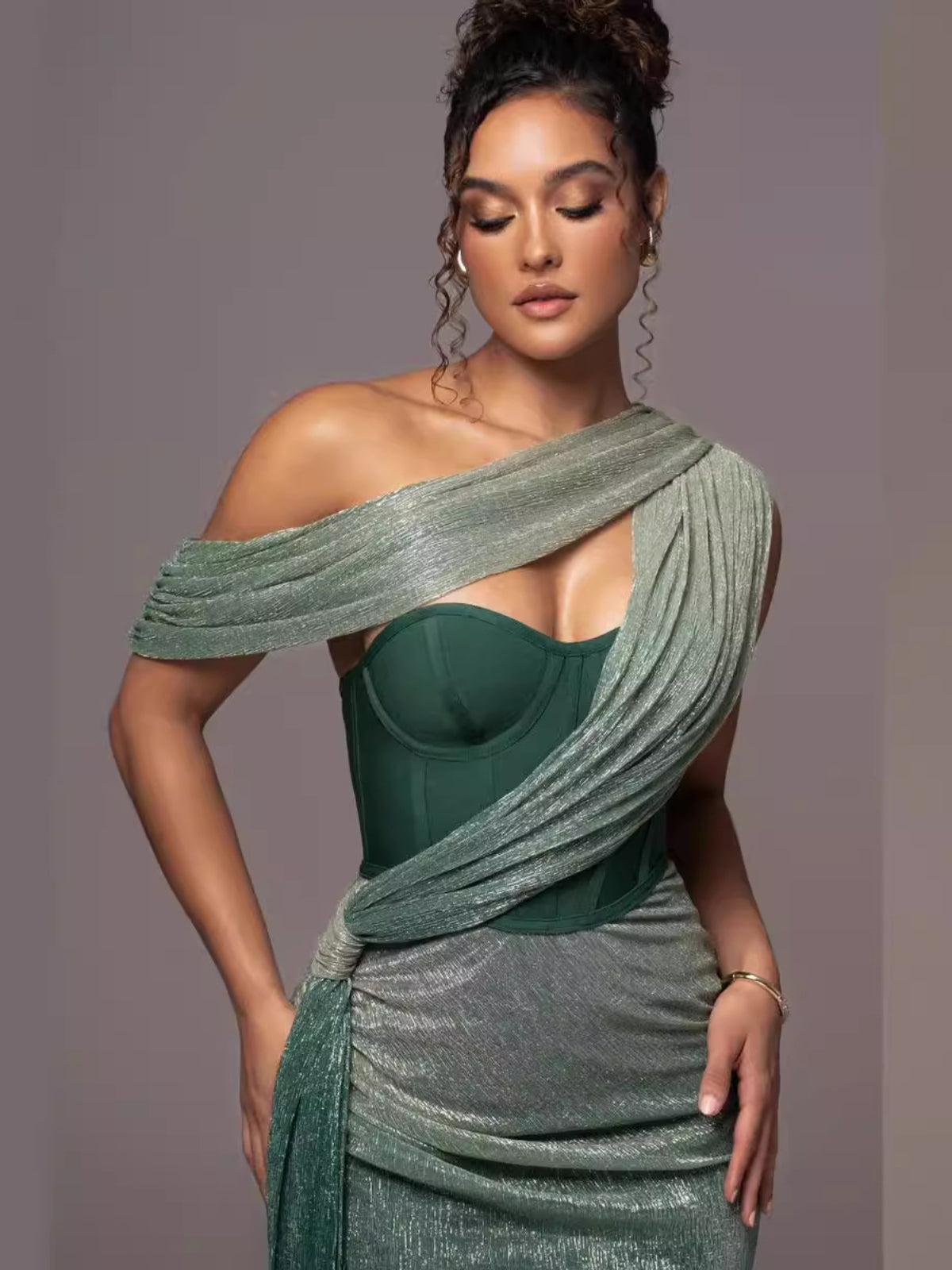 Abito lungo donna patchwork elegante, silhouette fluida, dettagli raffinati, perfetto per occasioni speciali e glamour.