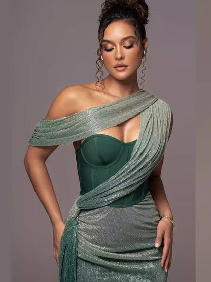 Abito lungo donna patchwork elegante, silhouette fluida, dettagli raffinati, perfetto per occasioni speciali e glamour.