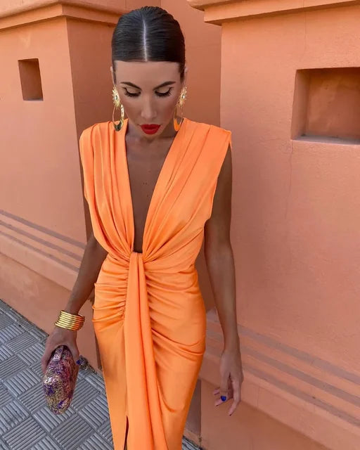 "Abito lungo elegante da donna in raso lucido con scollo profondo e silhouette sagomata per una serata glamour."