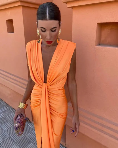 "Abito lungo elegante da donna in raso lucido con scollo profondo e silhouette sagomata per una serata glamour."