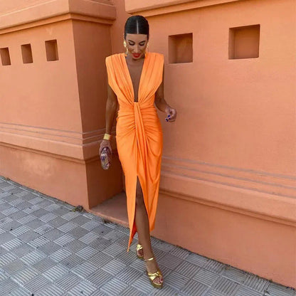 "Abito lungo elegante da donna in raso lucido con scollo profondo e silhouette sagomata per una serata glamour."