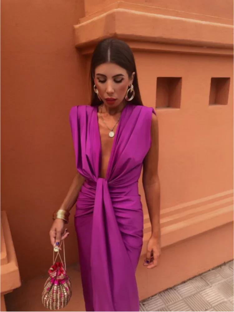 "Abito lungo elegante da donna in raso lucido con scollo profondo e silhouette sagomata per una serata glamour."
