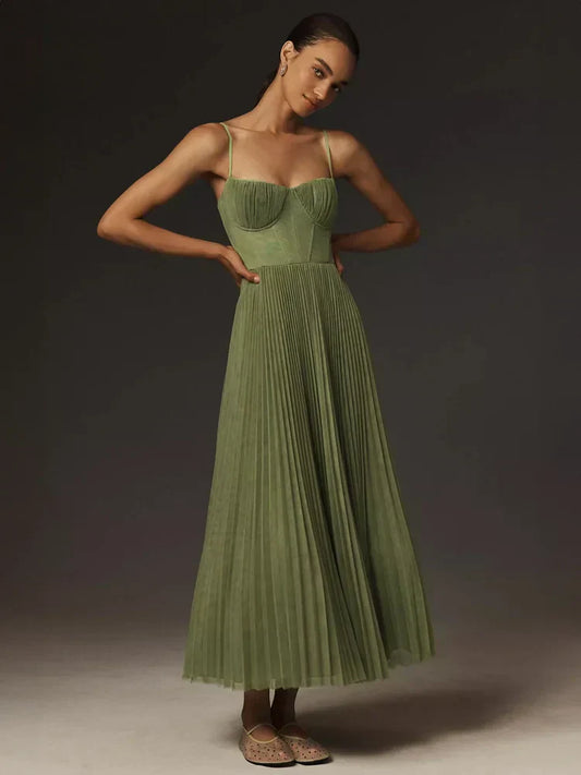 Abito midi donna in tulle pieghettato elegante con corpetto strutturato, silhouette svasata e lunghezza classica per ogni occ