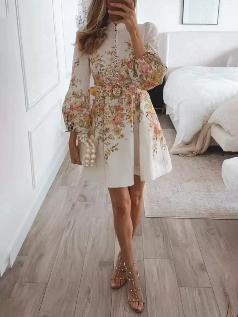 "Abito mini donna bianco floreale, bottoni eleganti, stile femminile, perfetto per estate e occasioni casual eleganti."