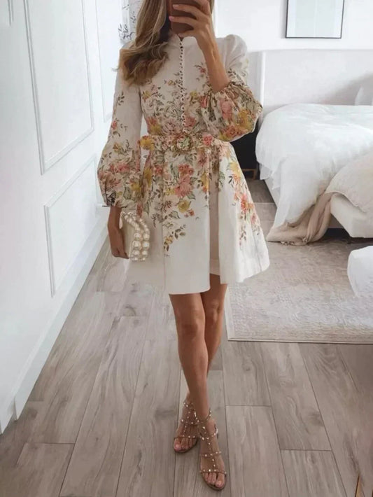 "Abito mini donna bianco floreale, bottoni eleganti, stile femminile, perfetto per estate e occasioni casual eleganti."