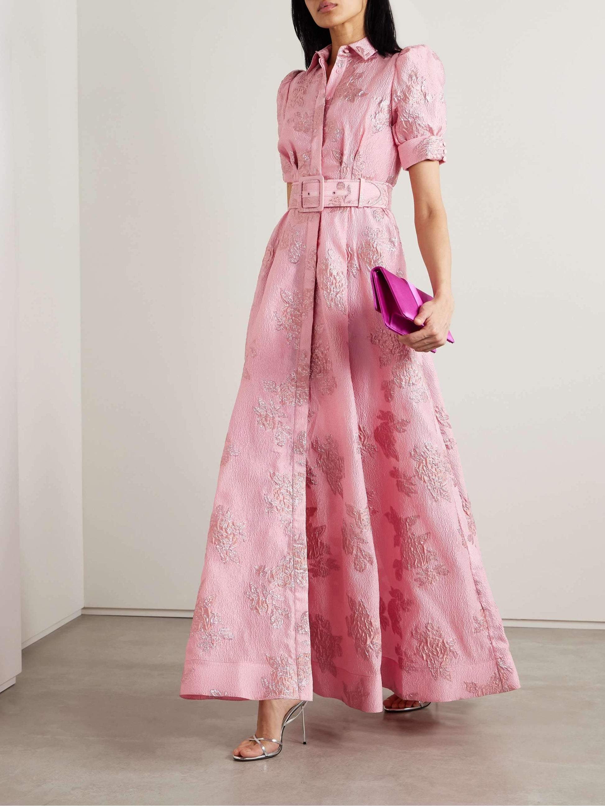 "Abito rosa elegante donna con maniche corte a sbuffo e vestibilità lusinghiera, design classico e raffinato."