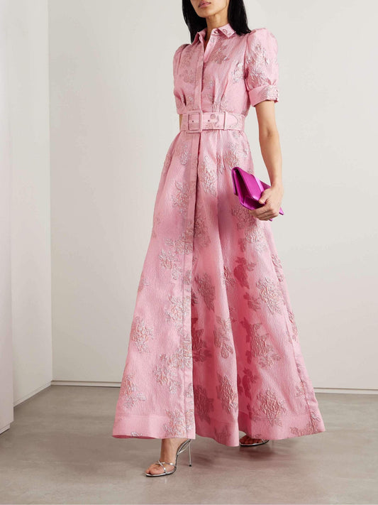 "Abito rosa elegante donna con maniche corte a sbuffo e vestibilità lusinghiera, design classico e raffinato."