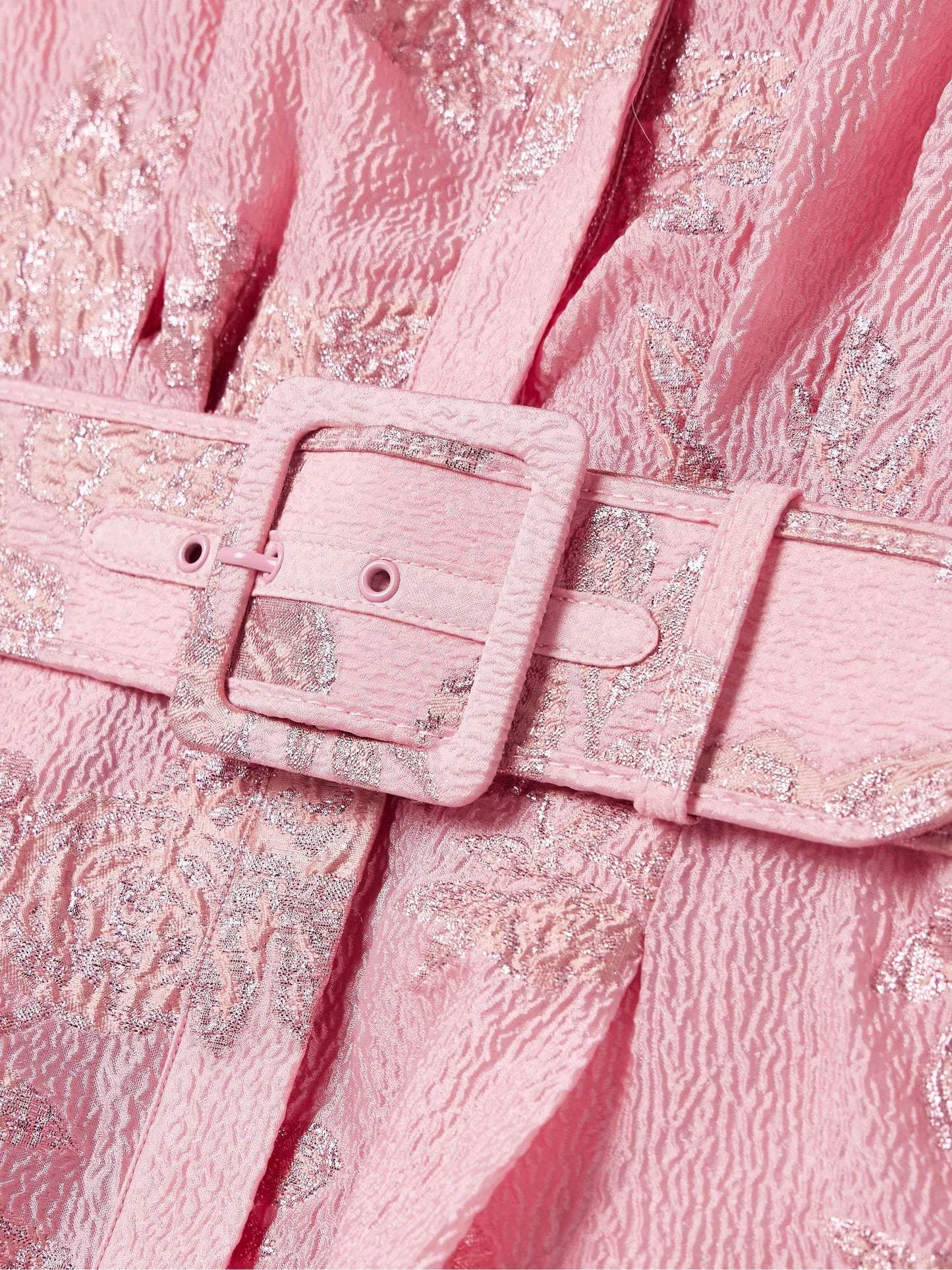 "Abito rosa elegante donna con maniche corte a sbuffo e vestibilità lusinghiera, design classico e raffinato."