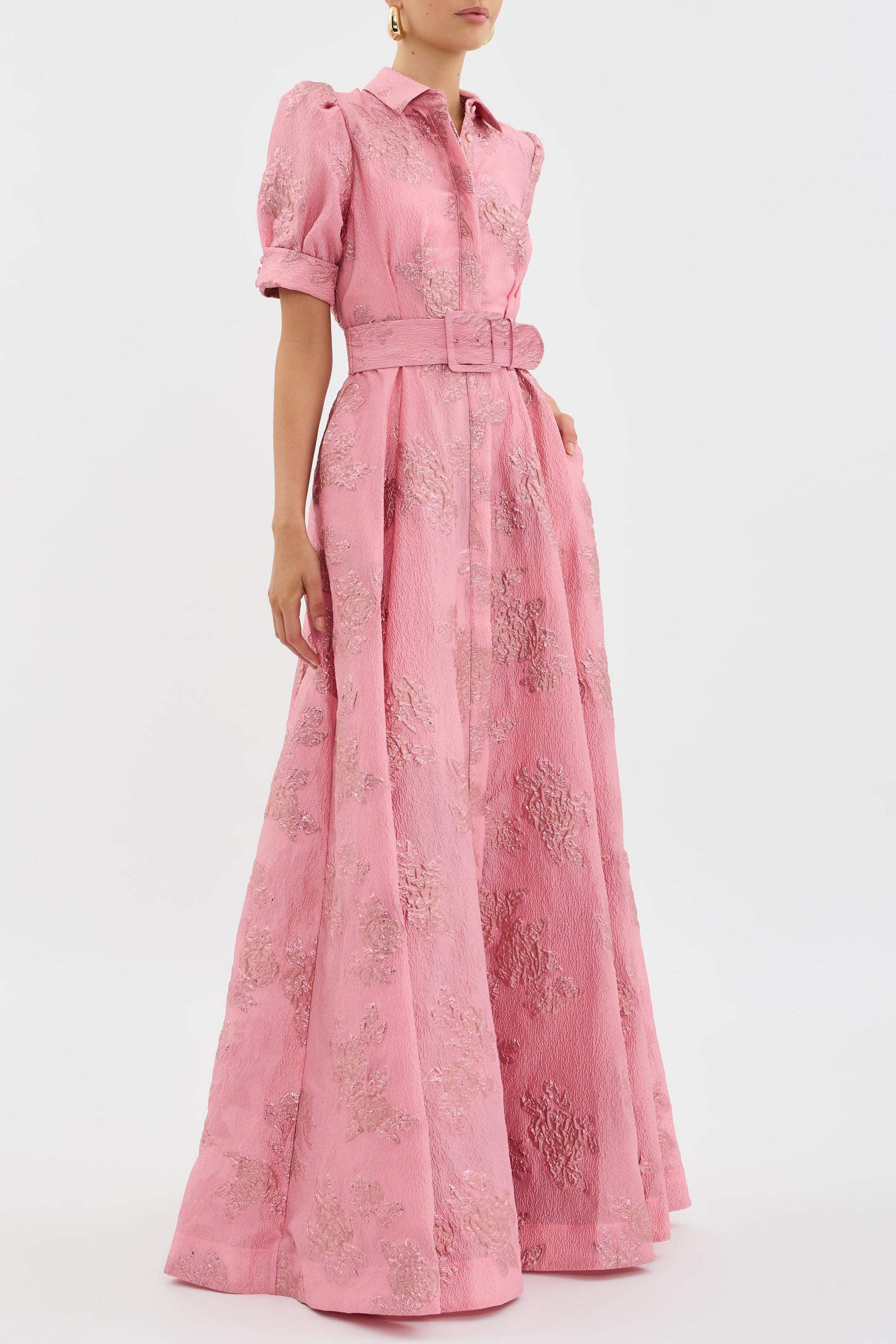 "Abito rosa elegante donna con maniche corte a sbuffo e vestibilità lusinghiera, design classico e raffinato."
