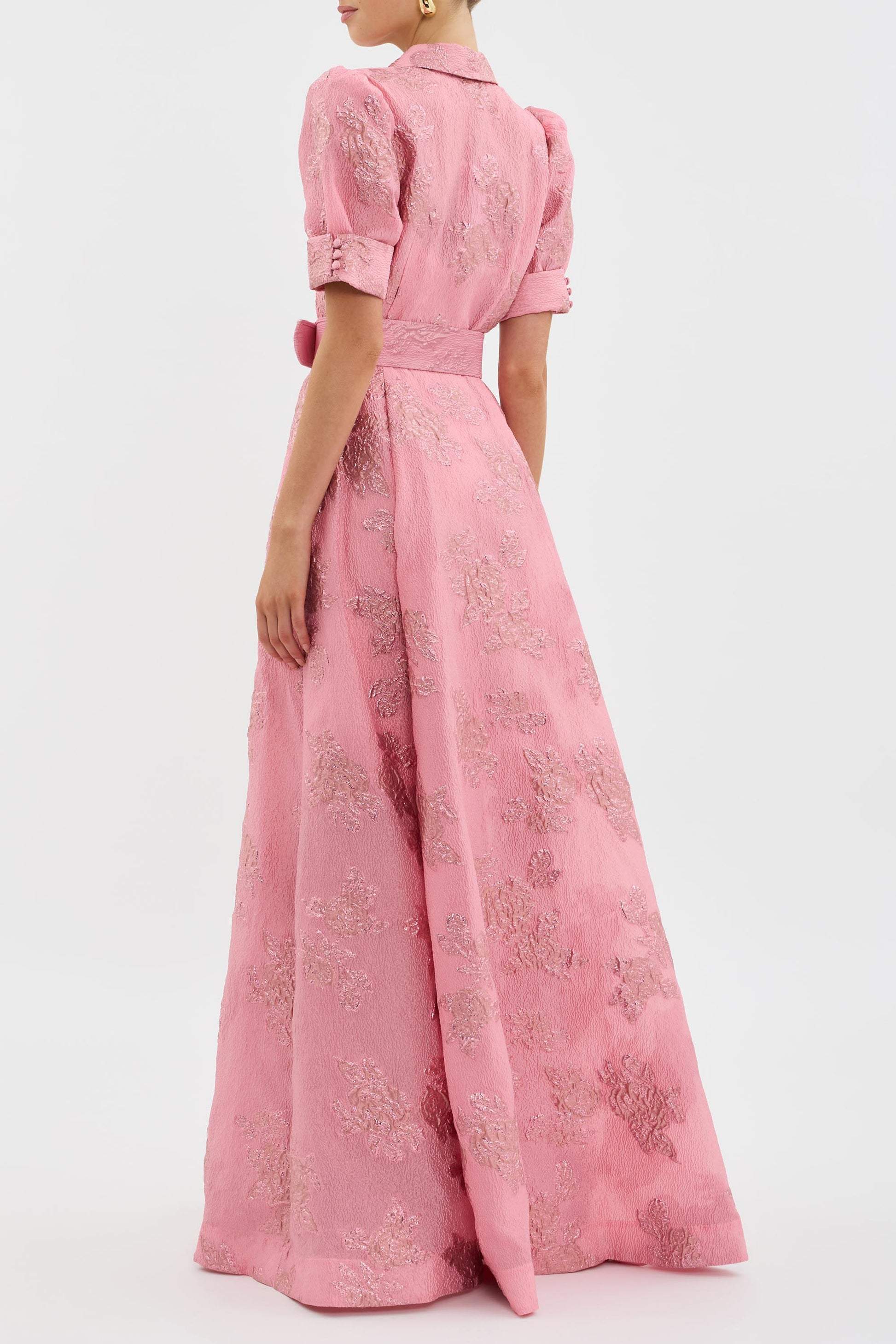 "Abito rosa elegante donna con maniche corte a sbuffo e vestibilità lusinghiera, design classico e raffinato."