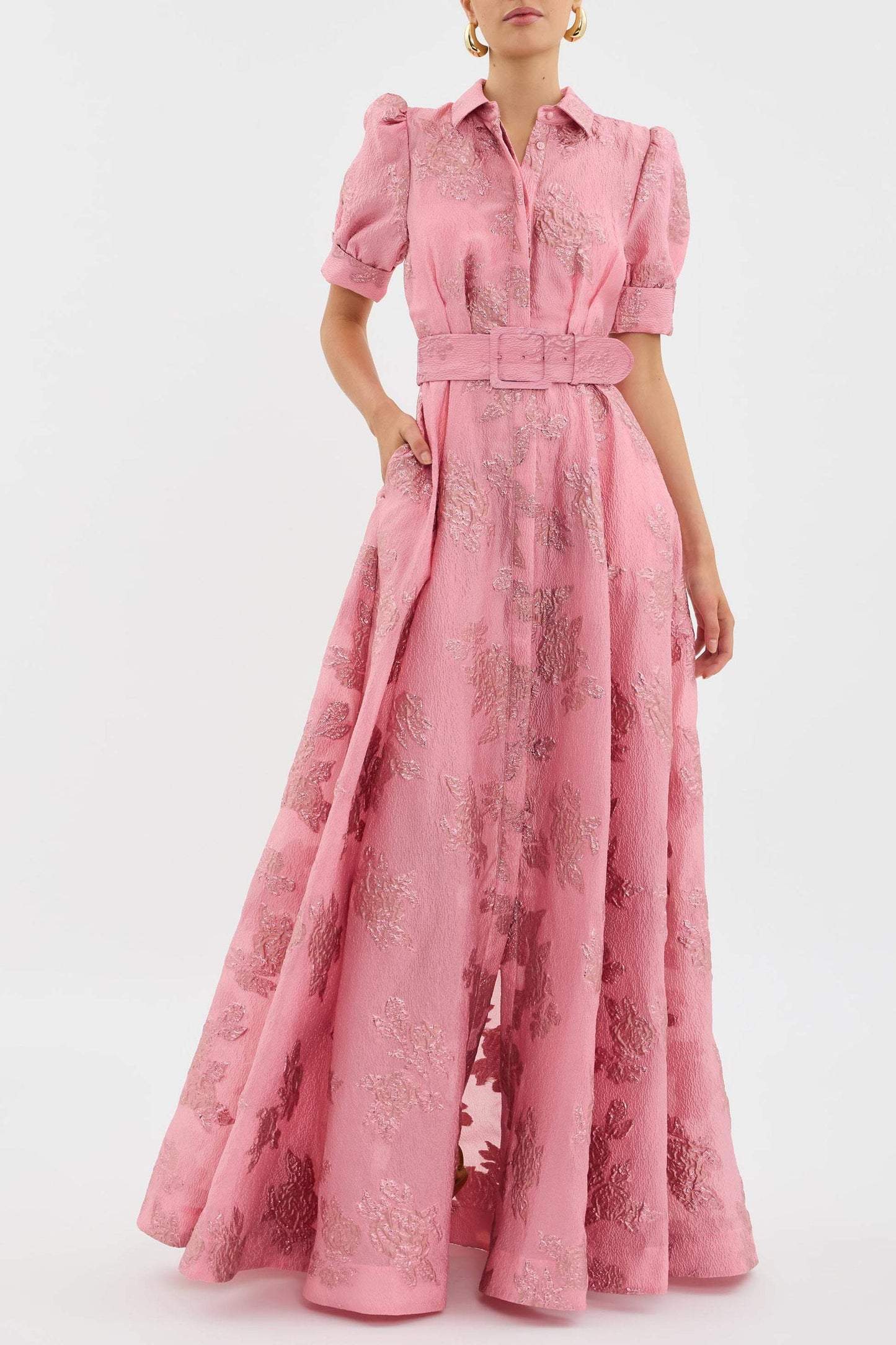 "Abito rosa elegante donna con maniche corte a sbuffo e vestibilità lusinghiera, design classico e raffinato."