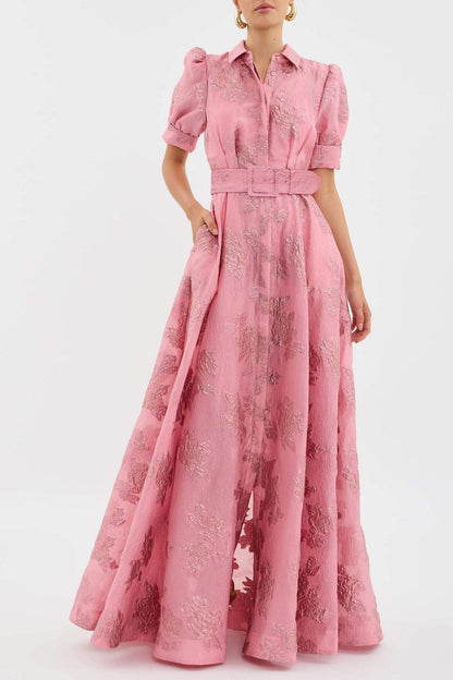 "Abito rosa elegante donna con maniche corte a sbuffo e vestibilità lusinghiera, design classico e raffinato."
