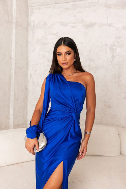 "Abito satin monospalla, design elegante con drappeggio e spacco, perfetto per serate eleganti e occasioni speciali."