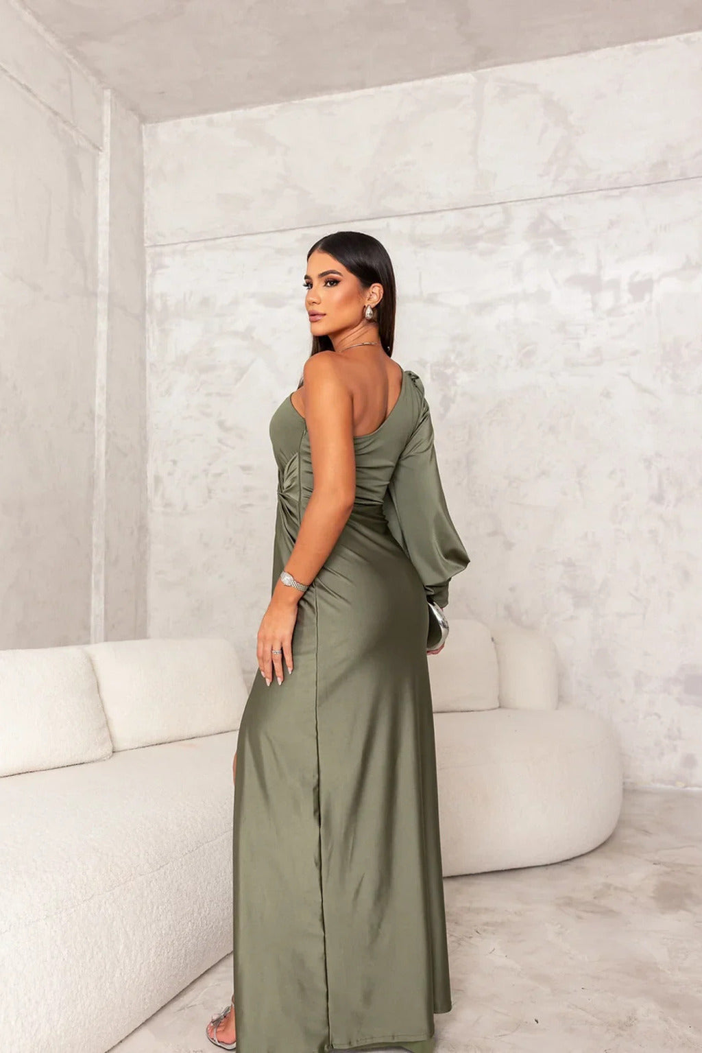 "Abito satin monospalla, design elegante con drappeggio e spacco, perfetto per serate eleganti e occasioni speciali."