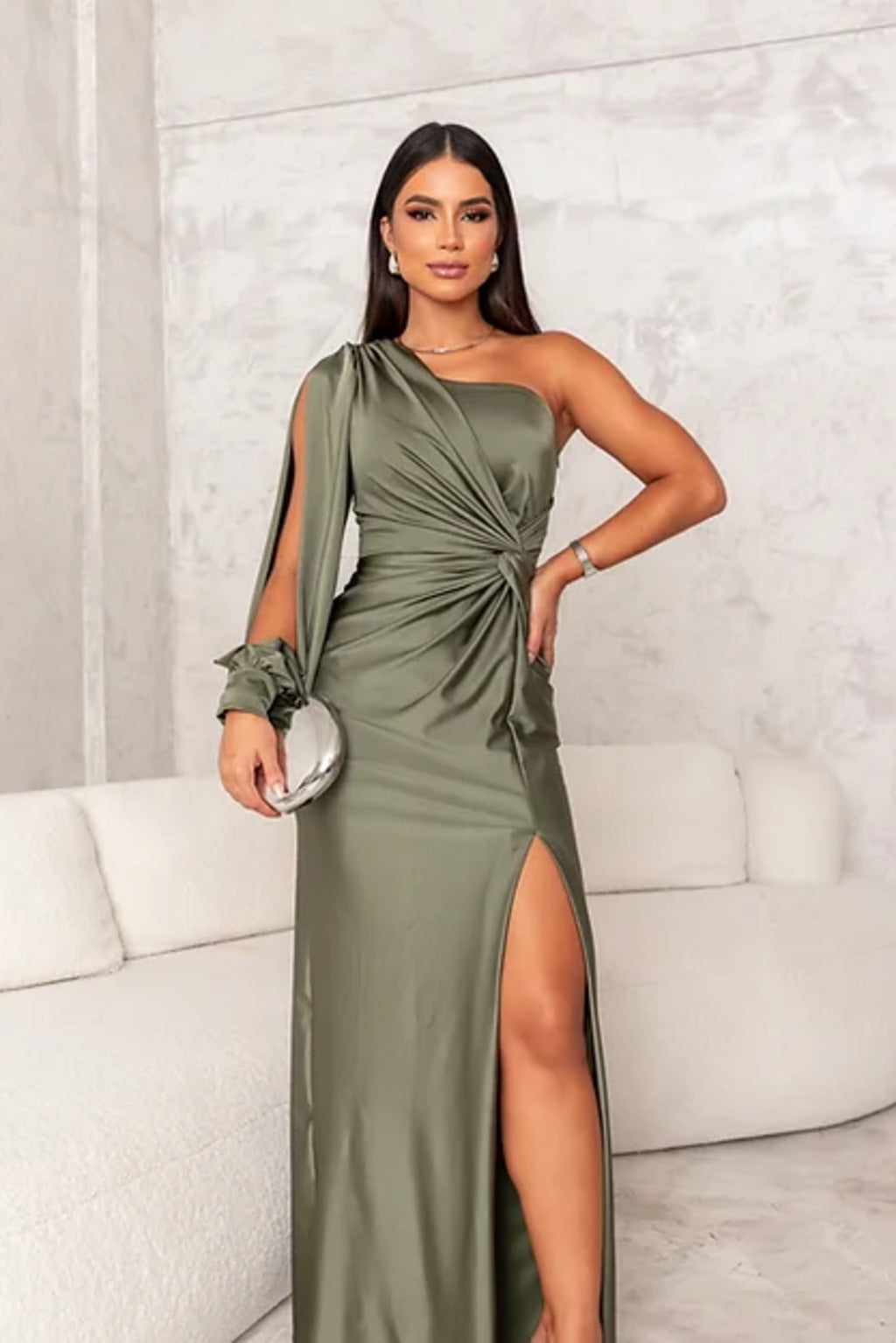 "Abito satin monospalla, design elegante con drappeggio e spacco, perfetto per serate eleganti e occasioni speciali."