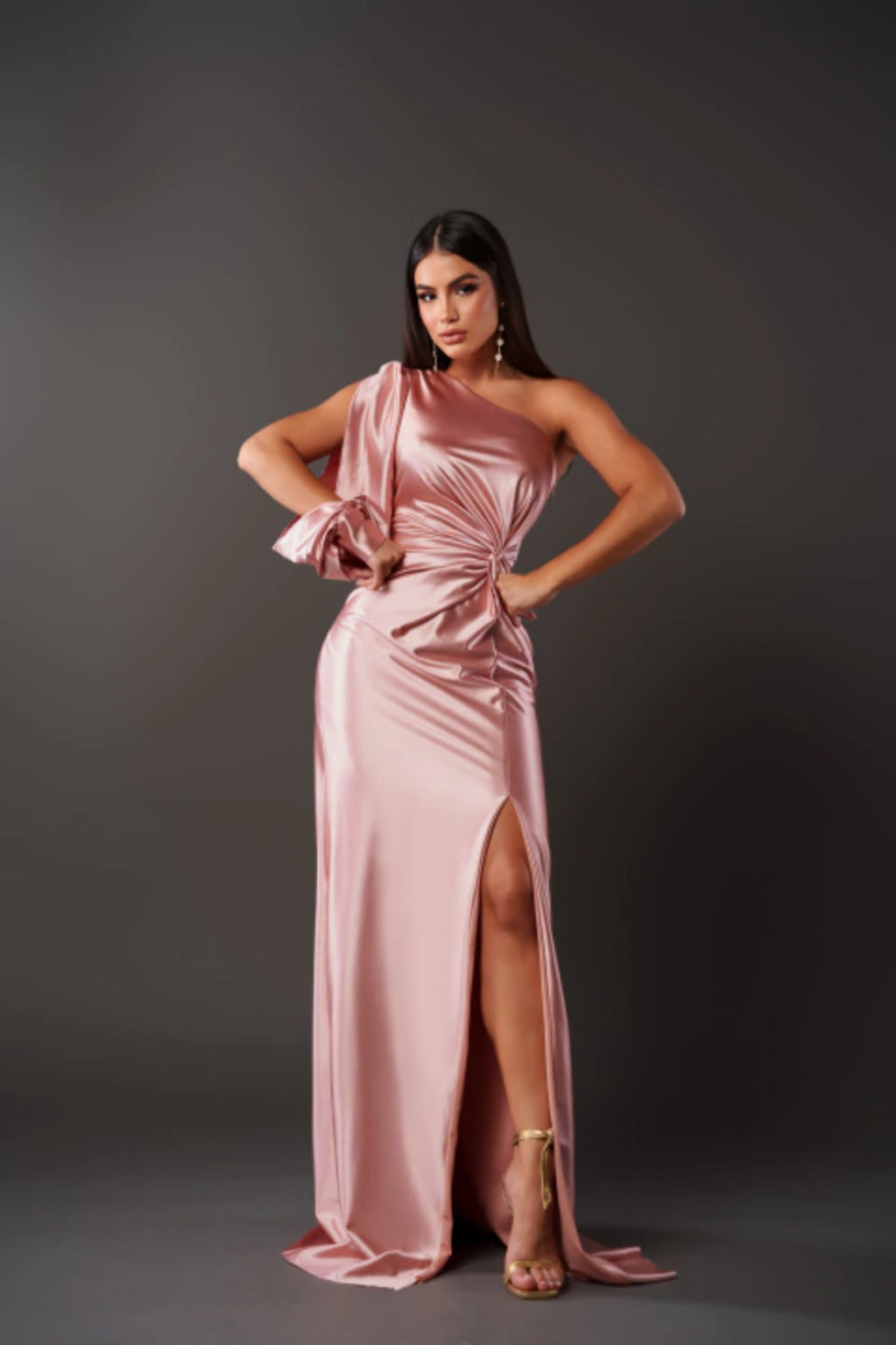 "Abito satin monospalla, design elegante con drappeggio e spacco, perfetto per serate eleganti e occasioni speciali."