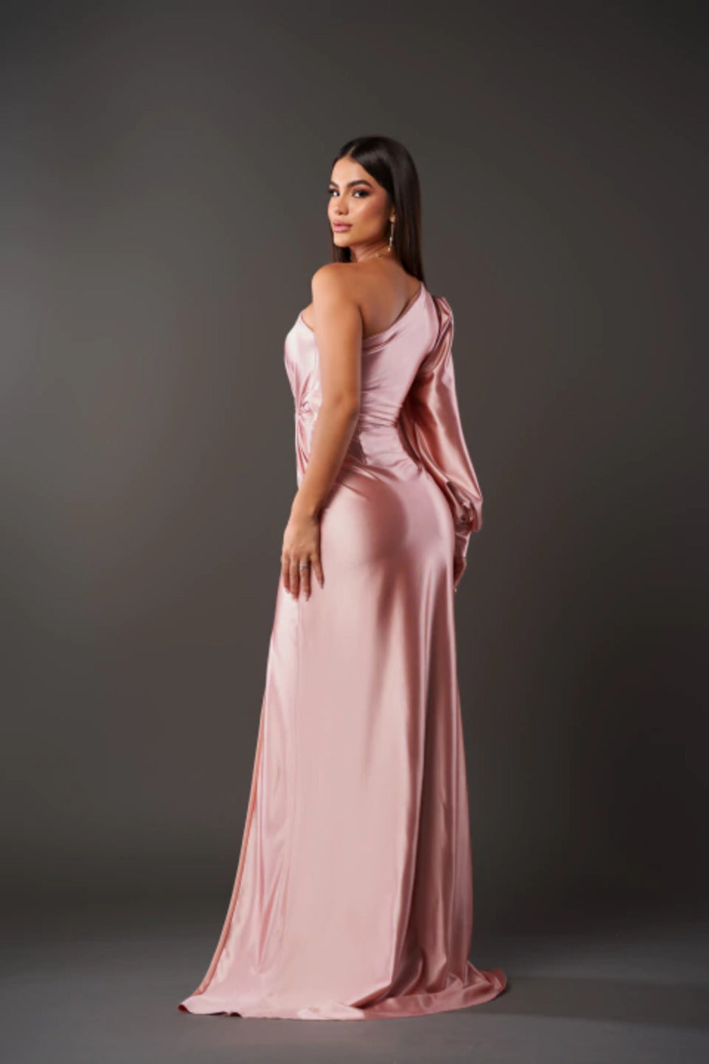 "Abito satin monospalla, design elegante con drappeggio e spacco, perfetto per serate eleganti e occasioni speciali."