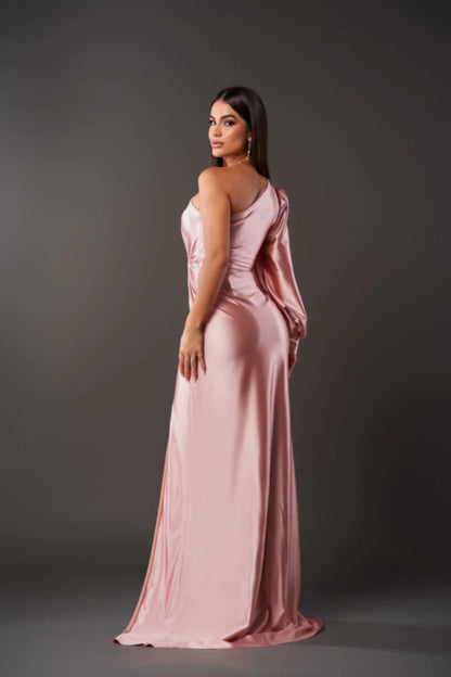 "Abito satin monospalla, design elegante con drappeggio e spacco, perfetto per serate eleganti e occasioni speciali."