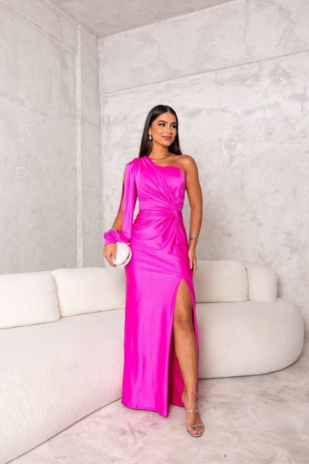 "Abito satin monospalla, design elegante con drappeggio e spacco, perfetto per serate eleganti e occasioni speciali."