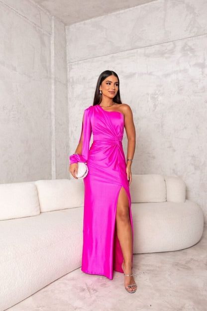 "Abito satin monospalla, design elegante con drappeggio e spacco, perfetto per serate eleganti e occasioni speciali."