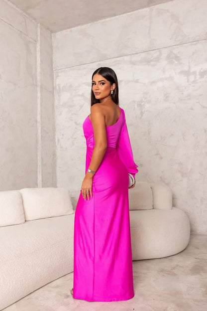 "Abito satin monospalla, design elegante con drappeggio e spacco, perfetto per serate eleganti e occasioni speciali."